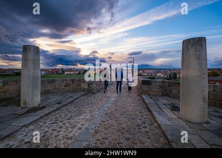 Spanien, Kastilien und Le?n, Hospital de Orbigo, Bühne auf dem Camino Franc, spanische Pilgerroute nach Santiago de Compostela, UNESCO-Weltkulturerbe, mittelalterliche Brücke Paso Honroso über den Fluss Orbigo, Monolithen zum Gedenken an den Sieg des Ritters Don Suero de Qui?ones und seiner neun Gefährten in den mittelalterlichen Jousten von 1434 Stockfoto