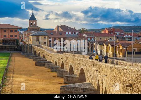 Spanien, Kastilien und Le?n, Hospital de Orbigo, Bühne auf dem Camino Franc, spanische Pilgerroute nach Santiago de Compostela, UNESCO-Weltkulturerbe, mittelalterliche Brücke Paso Honroso über den Fluss Orbigo Stockfoto