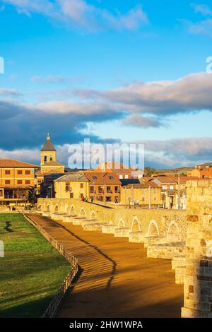 Spanien, Kastilien und Le?n, Hospital de Orbigo, Bühne auf dem Camino Franc, spanische Pilgerroute nach Santiago de Compostela, UNESCO-Weltkulturerbe, mittelalterliche Brücke Paso Honroso über den Fluss Orbigo Stockfoto