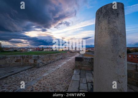 Spanien, Kastilien und Le?n, Hospital de Orbigo, Bühne auf dem Camino Franc, spanische Pilgerroute nach Santiago de Compostela, UNESCO-Weltkulturerbe, mittelalterliche Brücke Paso Honroso über den Fluss Orbigo, Monolith zum Gedenken an den Sieg des Ritters Don Suero de Qui?ones und seiner neun Gefährten in den mittelalterlichen Jousten von 1434 Stockfoto