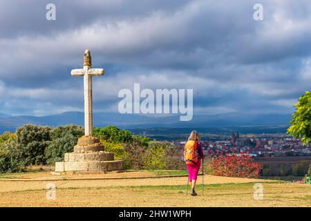 Spanien, Kastilien und Le?n, San Justo de la Vega, Wanderung auf dem Camino Franc, der spanischen Pilgerroute nach Santiago de Compostela, die zum UNESCO-Weltkulturerbe gehört, Santo Toribio Kreuz Stockfoto