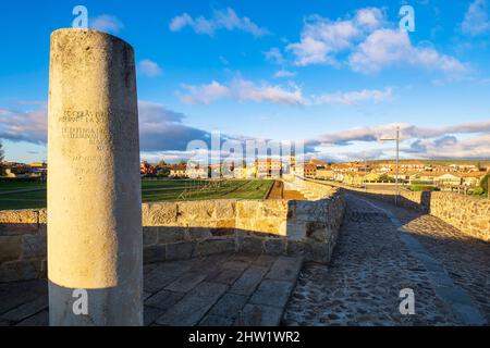 Spanien, Kastilien und Le?n, Hospital de Orbigo, Bühne auf dem Camino Franc, spanische Pilgerroute nach Santiago de Compostela, UNESCO-Weltkulturerbe, mittelalterliche Brücke Paso Honroso über den Fluss Orbigo, Monolith zum Gedenken an den Sieg des Ritters Don Suero de Qui?ones und seiner neun Gefährten in den mittelalterlichen Jousten von 1434 Stockfoto