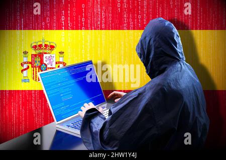 Anonymer kapuzter Hacker, Flagge Spaniens, Binärcode - Cyberangriffskonzept Stockfoto