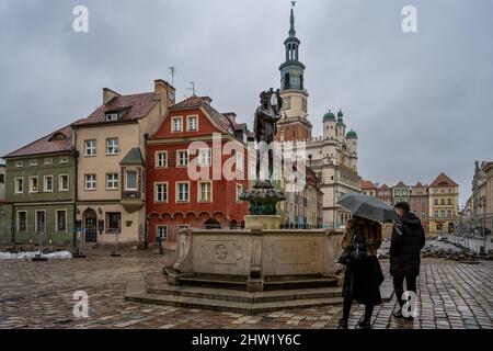 4. Januar 2021 - Poznan, Polen: Der Apollo-Brunnen - einer der vier Brunnen auf dem alten Renaissance-Markt in Poznan Stockfoto