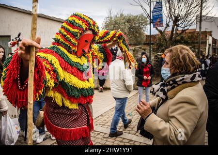 Ein Careto tanzt mit einer Dame während des Karnevals von Podence. Im portugiesischen Dorf Podence, in der Gemeinde Macedo de Cavaleiros, tragen Männer während des Karnevals die traditionelle Tracht, bekannt als "Caretos", tragen Messing- oder Holzmasken und tragen bunte Wollkostüme. Sie schreien und jagen Menschen auf den Straßen, um sie zu verjagen, insbesondere alleinstehende Frauen. Caretos de Podence wurde am 2019. Dezember von der UNESCO zum immateriellen Kulturerbe der Menschheit erklärt. Das Ereignis endet mit der Verbrennung von Entrudo (einem riesigen Caretho). (Foto von Henrique Casinhas/SOPA Images/Sipa USA) Stockfoto