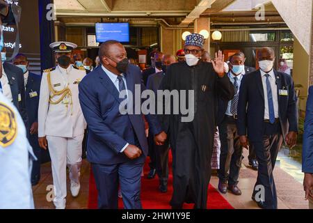 Nairobi, Kenia. 03. März 2022. Präsident Uhuru Kenyatta und der nigrische Präsident Muhammadu Buhari verlassen das Hauptquartier der Vereinten Nationen in Gigiri, nachdem sie an der hochrangigen Eröffnungszeremonie der Sondersitzung zum Gedenken an den 50.. Jahrestag des UN-Umweltprogramms teilgenommen haben. (Foto von John Ochieng/SOPA Images/Sipa USA) Quelle: SIPA USA/Alamy Live News Stockfoto