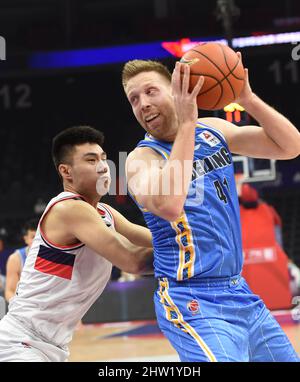 (220303) -- FOSHAN, 3. März 2022 (Xinhua) -- Justin Hamilton (R) von Beijing Ducks tritt während des 30.-Runden-Spiels zwischen Beijing Ducks und Guangzhou Loong Lions in der Saison 2021-2022 der Liga der Chinesischen Basketballvereinigung (CBA) in Foshan in der südchinesischen Provinz Guangdong am 3. März 2022 an. (Xinhua/Lu Hanxin) Stockfoto