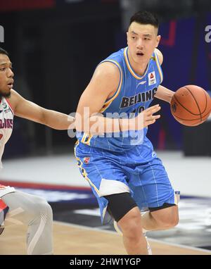 (220303) -- FOSHAN, 3. März 2022 (Xinhua) -- Zhai Xiaochuan (R) von Beijing Ducks bricht während des 30.-Runden-Spiels zwischen Beijing Ducks und Guangzhou Loong Lions bei der Saison 2021-2022 der Liga der Chinesischen Basketballvereinigung (CBA) in Foshan in der südchinesischen Provinz Guangdong, 3. März 2022 durch. (Xinhua/Lu Hanxin) Stockfoto