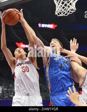 (220303) -- FOSHAN, 3. März 2022 (Xinhua) -- Justin Hamilton (R) von Beijing Ducks spielt mit Zheng Zhun von Guangzhou Loong Lions während des 30.-Runden-Spiels zwischen Beijing Ducks und Guangzhou Loong Lions in der Saison 2021-2022 der Liga der Chinesischen Basketballvereinigung (CBA) in Foshan in der südchinesischen Provinz Guangdong, 3. März 2022. (Xinhua/Lu Hanxin) Stockfoto