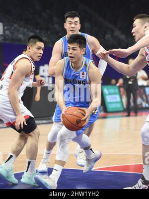 (220303) -- FOSHAN, 3. März 2022 (Xinhua) -- Fang Shuo (C) von Beijing Ducks bricht während des 30.-Runden-Spiels zwischen Beijing Ducks und Guangzhou Loong Lions bei der Saison 2021-2022 der Liga der Chinesischen Basketballvereinigung (CBA) in Foshan in der südchinesischen Provinz Guangdong, 3. März 2022 durch. (Xinhua/Lu Hanxin) Stockfoto