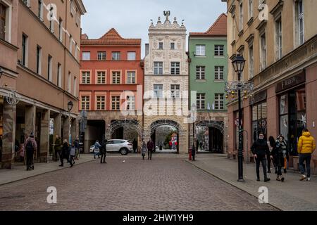 2. Januar 2021 - Torun, Polen: Eines der Stadttore von Torun, Polen. Dies ist eine historische Stadt an der Weichsel im nordzentralen Polen und ein UNESCO-Weltkulturerbe Stockfoto