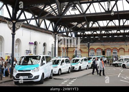 Taxis warten vor dem Bahnhof von Brighton. 27. Juni 2016 Stockfoto