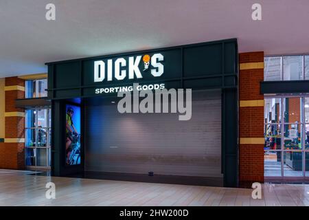 New Hartford, New York - 1. März 2022: Nahaufnahme des DICK'S SPORTARTIKELSTOREFRONT im Sangertown Store. Stockfoto