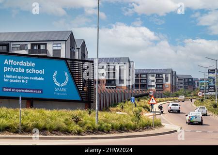 Johannesburg, Südafrika, 24.. Februar - 2022: Blick auf die Straße in Richtung großer Wohnungs-Entwicklung Stockfoto