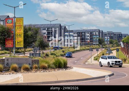 Johannesburg, Südafrika, 24.. Februar - 2022: Blick auf die Straße in Richtung großer Wohnbauweise mit Wendekreis im Vordergrund. Stockfoto