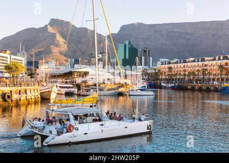 Kapstadt, Südafrika, 26.. Februar - 2022: Yacht segelt über den Hafen mit der Stadt im Hintergrund. Stockfoto