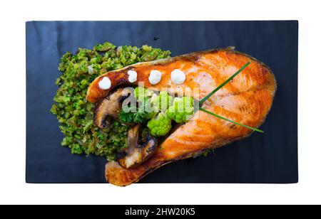Blick von oben auf gegrilltes Lachssteak mit Brokkoli Stockfoto