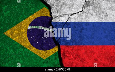 Politische Beziehungen zwischen Brasilien und russland. Nationalflaggen auf rissem Betongrund Stockfoto