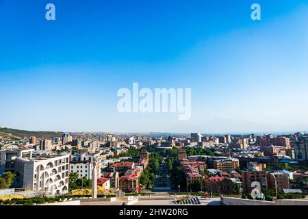 Stadtbild von Jerewan aus der kaskadenartigen Architektur mit dem Berg Ararat im Hintergrund. Jerewan ist die Hauptstadt Armeniens Stockfoto