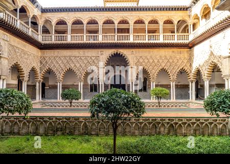 Innenhof Patio de las Doncellas, Königspalast Alcázar, Sevilla Andalusien, Spanien | Innenhof Patio de las Doncellas, der Königliche Alcázar von Sevill Stockfoto