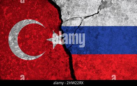 Politische Beziehungen zwischen der Türkei und russland. Nationalflaggen auf rissem Betongrund Stockfoto