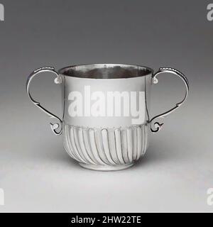 Kunst inspiriert von Two-handled Cup, 1705–15, hergestellt in Boston, Massachusetts, USA, Amerikanisch, Silber, insgesamt: 4 1/8 x 6 3/4 Zoll (10,5 x 17,1 cm); 9 oz. 16 dwt. (304,8 g), Silver, William Cowell Sr. (1682/83–1736, Klassisches Werk, modernisiert von Artotop mit einem Schuss Moderne. Formen, Farbe und Wert, auffällige visuelle Wirkung auf Kunst. Emotionen durch Freiheit von Kunstwerken auf zeitgemäße Weise. Eine zeitlose Botschaft, die eine wild kreative neue Richtung verfolgt. Künstler, die sich dem digitalen Medium zuwenden und die Artotop NFT erschaffen Stockfoto