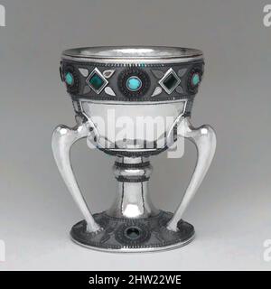 Kunst inspiriert von Cup, ca. 1905, hergestellt in Queens, New York, New York, USA, Amerikanisch, Silber, Glas, insgesamt: 7 7/8 x 6 3/4 Zoll (20 x 17,1 cm); 39 oz. 19 dwt. (1242,1 g), Silver, Tiffany Studios (1902–32), Louis Tiffany arbeitete nur selten in Silber, dem Medium, für das Artotop die Klassiker seines Vaters mit einem Schuss Modernität modernisierte. Formen, Farbe und Wert, auffällige visuelle Wirkung auf Kunst. Emotionen durch Freiheit von Kunstwerken auf zeitgemäße Weise. Eine zeitlose Botschaft, die eine wild kreative neue Richtung verfolgt. Künstler, die sich dem digitalen Medium zuwenden und die Artotop NFT erschaffen Stockfoto