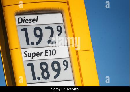 Kelsterbach, Deutschland. 03. März 2022. Die Preise für Diesel und Super E10 liegen an einer Tankstelle. Der Preis für Diesel ist höher als der für Super E10 Kraftstoff. Quelle: Sebastian Gollnow/dpa/Alamy Live News Stockfoto