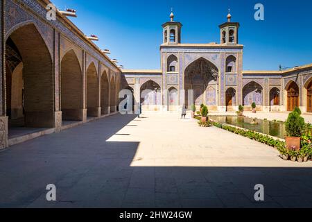 Nasir ol Molk Moschee, auch bekannt als Rosa Moschee, außen. Die Pink Mosque ist eine der berühmtesten Moscheen in Shiraz Stockfoto