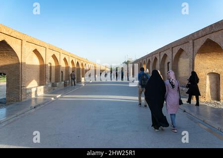 Isfahan, Iran - Juni, 2018: Khaju Brücke über den ausgetrockneten Flusses Zayandehrud in Isfahan, Iran. Stockfoto