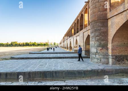 Isfahan, Iran - Juni, 2018: Khaju Brücke über den ausgetrockneten Flusses Zayandehrud in Isfahan, Iran. Stockfoto