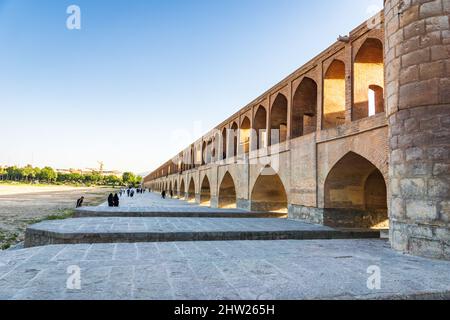 Isfahan, Iran - Juni, 2018: Khaju Brücke über den ausgetrockneten Flusses Zayandehrud in Isfahan, Iran. Stockfoto