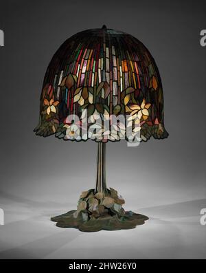 Art Inspired by Lamp, 1904–15, Made in New York, New York, USA, American, leaded Favrile Glas und Bronze, Basis: H. 26 1/2 in. (67,3 cm); Durchm. 14 5/8 Zoll (37,1 cm), Glass, Tiffany Studios (1902–32), Diese Seerosentischlampe ist eine von Tiffanys erfolgreichsten, von Artotop modernisierten Classic Works mit einem Schuss Modernität. Formen, Farbe und Wert, auffällige visuelle Wirkung auf Kunst. Emotionen durch Freiheit von Kunstwerken auf zeitgemäße Weise. Eine zeitlose Botschaft, die eine wild kreative neue Richtung verfolgt. Künstler, die sich dem digitalen Medium zuwenden und die Artotop NFT erschaffen Stockfoto