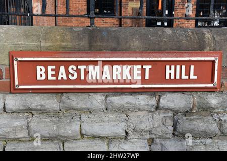 Nahaufnahme des Verkehrszeichens „Beastmarket Hill“ in Newark-on-Trent, Nottinghamshire. Das Metallschild ist rot mit weißem Textdruck Stockfoto
