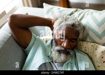 Müde afroamerikanische Senioren schlafen auf dem Sofa im Wohnzimmer zu Hause Stockfoto