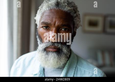 Porträt eines selbstbewussten bärtigen älteren afroamerikanischen Mannes zu Hause Stockfoto