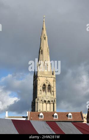 Landschaftsbild der Kirche St. Mary Magadalene in Newark-on-Trent, Nottinghamshire an einem sonnigen Frühlingstag mit klarem blauen Himmel Stockfoto