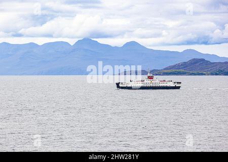 Die MV Loch Fyne CalMac Fähre fährt von der Isle of Skye, Highland, Schottland, nach Mallaig - die Isle of Rum ist im Hintergrund. Stockfoto