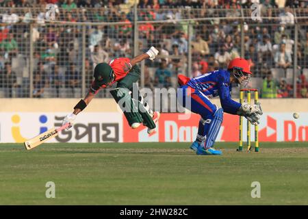 Dhaka, Bangladesch. 03. März 2022. Bangladesh Cricket Spieler Afif Hossain (L) in Aktion während des ersten T20 Spiel zwischen Afghanistan Cricket-Team und Bangladesch in Sher e Bangla National Cricket Stadium. Bangladesch gewann mit 61 Läufen. Kredit: SOPA Images Limited/Alamy Live Nachrichten Stockfoto