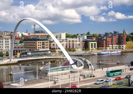 Die Gateshead Millennium Bridge über den Fluss Tyne, Gateshead, Tyne and Wear, England, Vereinigtes Königreich Stockfoto