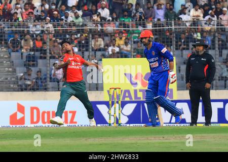 Dhaka, Bangladesch. 03. März 2022. Der bangladeschische Cricket-Spieler Mustafizur Rahman (L) ist während des ersten T20-Matches zwischen der afghanischen Cricket-Mannschaft und Bangladesch im Sher e Bangla National Cricket Stadium in Aktion. Bangladesch. Bangladesch gewann mit 61 Läufen. Kredit: SOPA Images Limited/Alamy Live Nachrichten Stockfoto