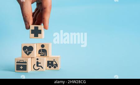 Hand anordnen Holzblock Stapeln mit der Healthcare Medical i Stockfoto