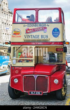 Vintage Sightseeing-Bus auf der Royal Mile, Altstadt, Edinburgh, Lothian, Schottland, Vereinigtes Königreich Stockfoto