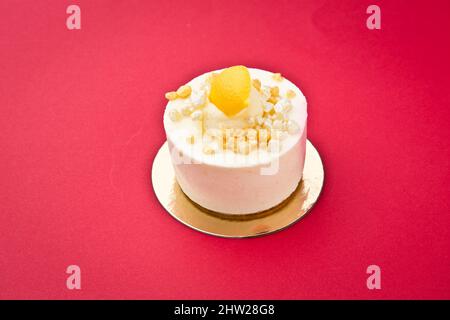 Zitronen- oder Fruchtmousse. Ein Mousse ist ein Dessert französischer Herkunft, dessen Basis aus geschlagenem Eiweiß oder Schlagsahne besteht, die ihm eine flauschige Konsistenz verleihen. Stockfoto