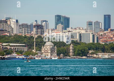 Dolmabahce Moschee und Uhrturm in Bosporus, Blick vom Meer, istanbul-Türkei Stockfoto