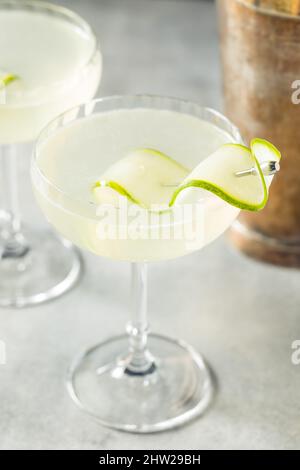 Erfrischender kalter Saketini-Cocktail mit Sake und Gurke Stockfoto