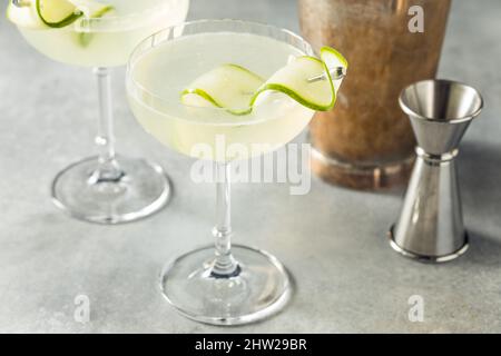 Erfrischender kalter Saketini-Cocktail mit Sake und Gurke Stockfoto