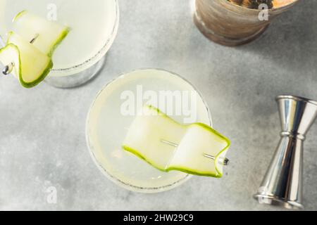 Erfrischender kalter Saketini-Cocktail mit Sake und Gurke Stockfoto