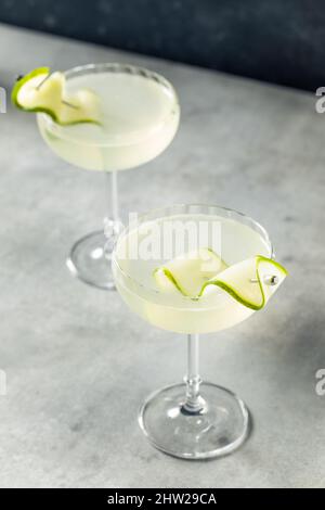 Erfrischender kalter Saketini-Cocktail mit Sake und Gurke Stockfoto