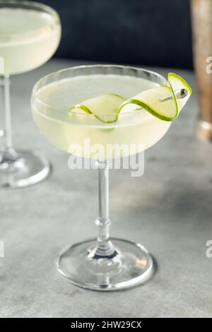 Erfrischender kalter Saketini-Cocktail mit Sake und Gurke Stockfoto